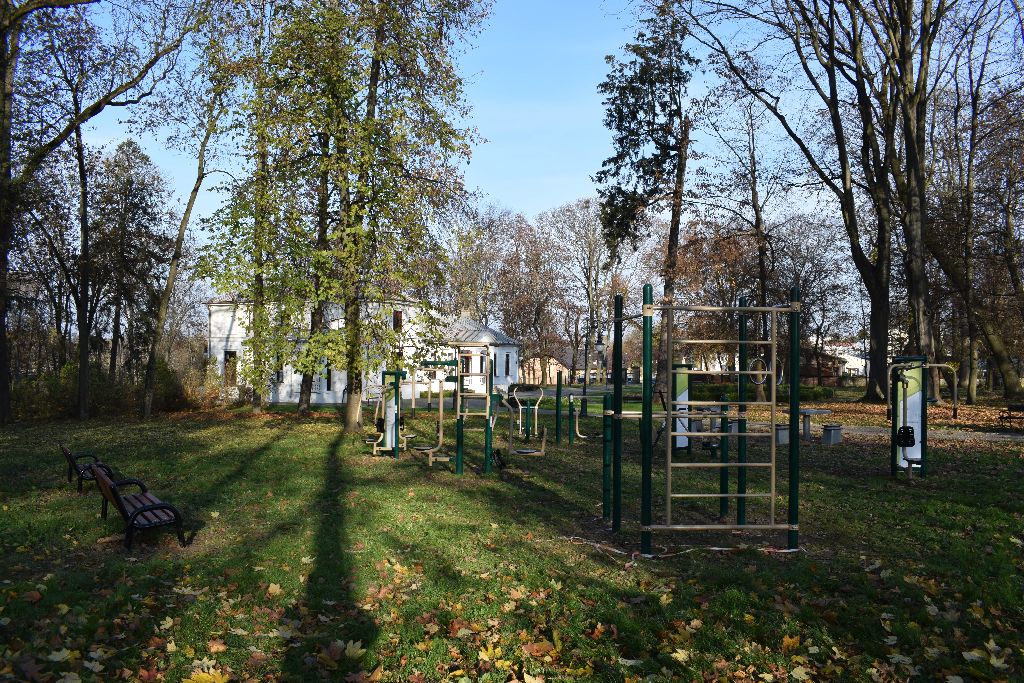 Elementy siłowni pod chmurką w Parku w Karczmiskach