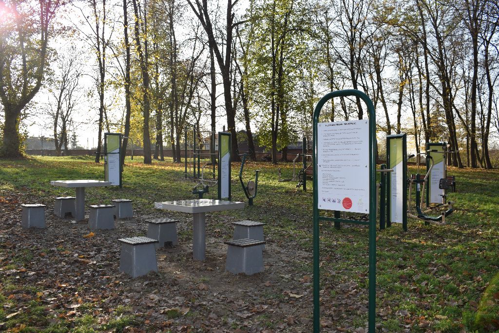 Elementy siłowni pod chmurką w Parku w Karczmiskach