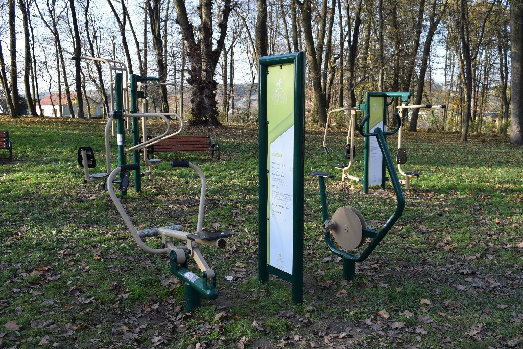 Elementy siłowni pod chmurką w Parku w Karczmiskach