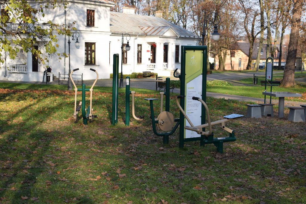 Elementy siłowni pod chmurką w Parku w Karczmiskach