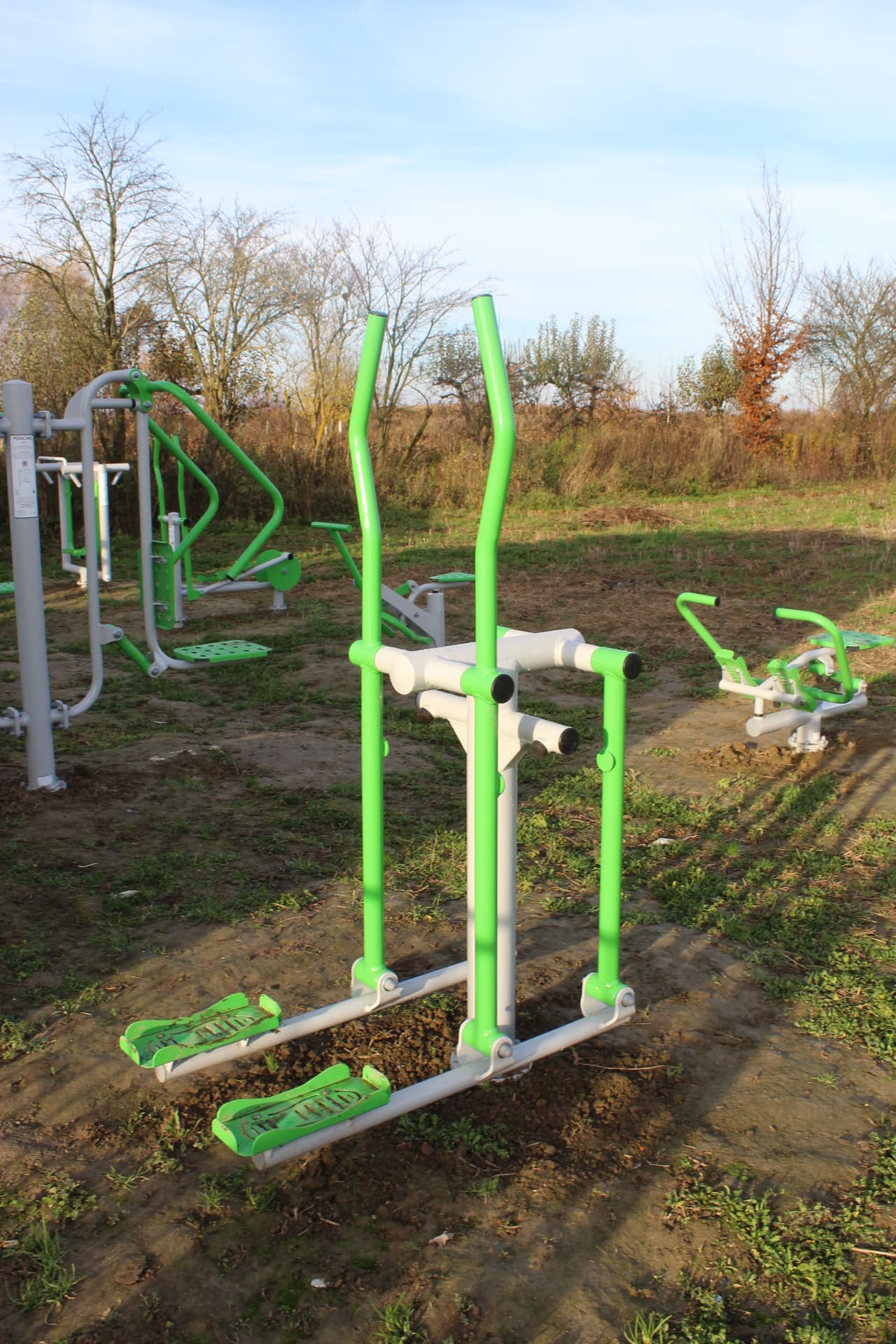 Elementy siłowni pod chmurką przy OSP Wymysłów