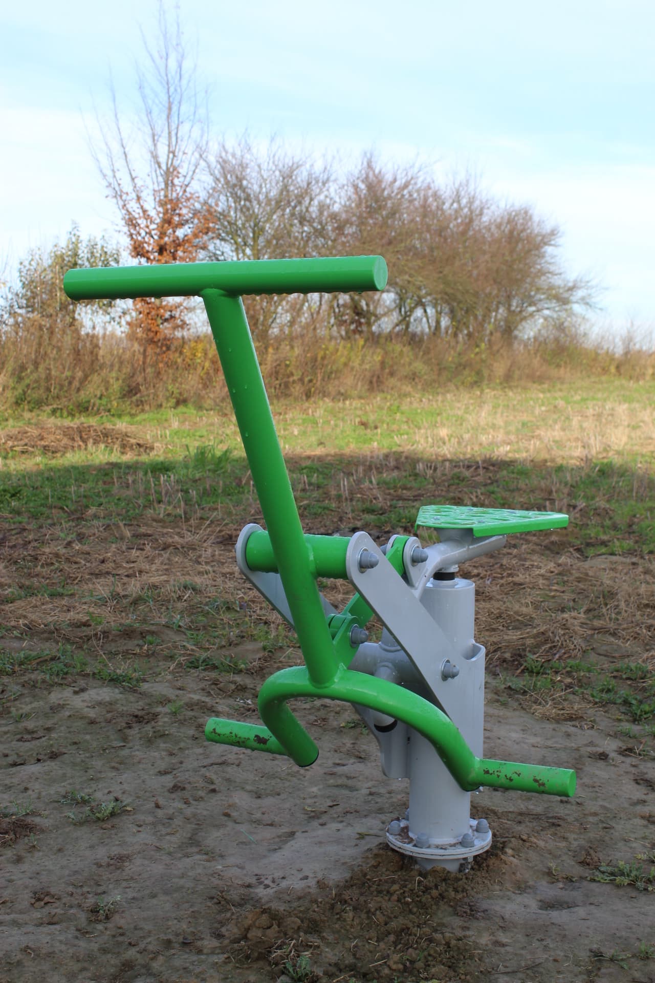 Elementy siłowni pod chmurką przy OSP Wymysłów