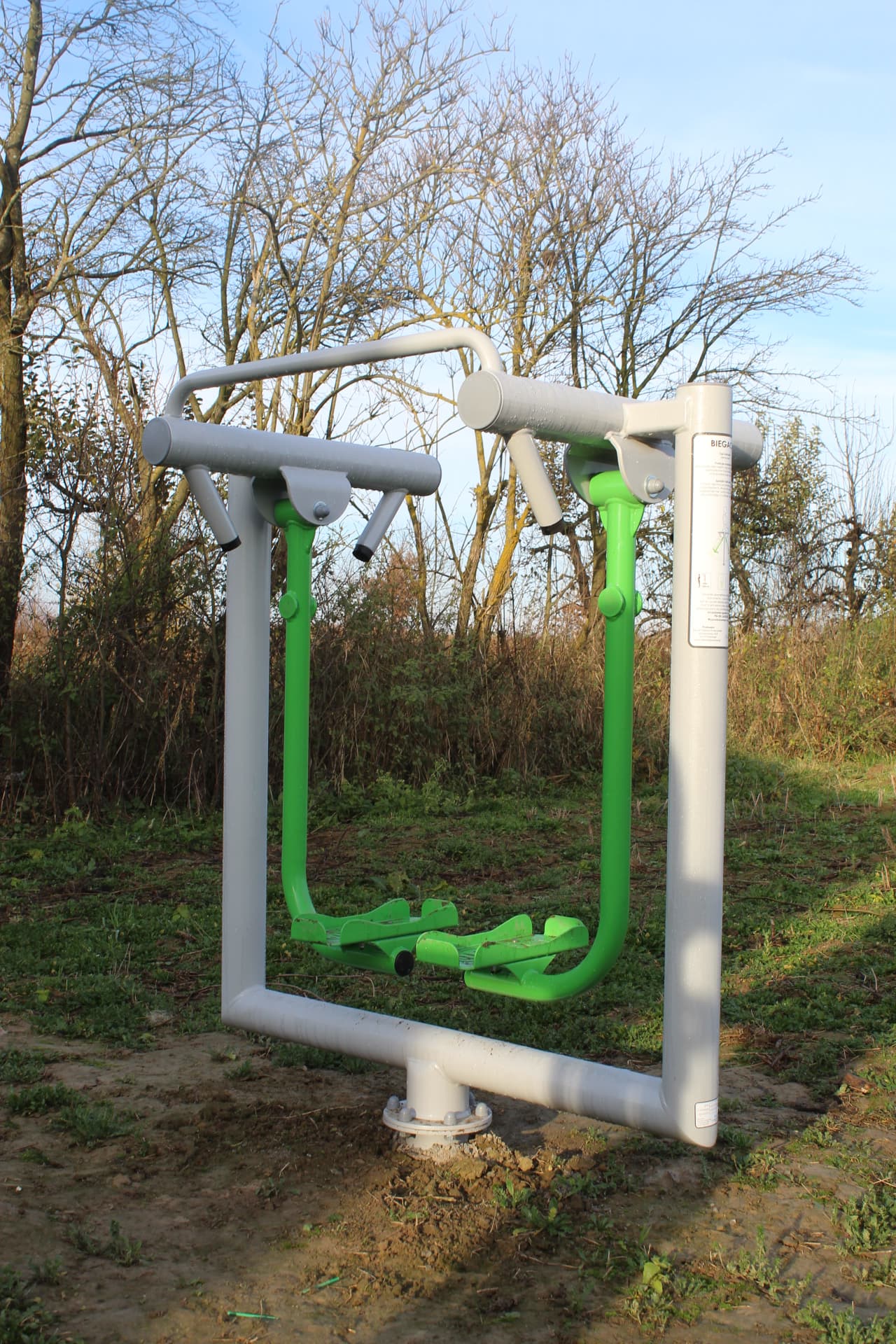 Elementy siłowni pod chmurką przy OSP Wymysłów