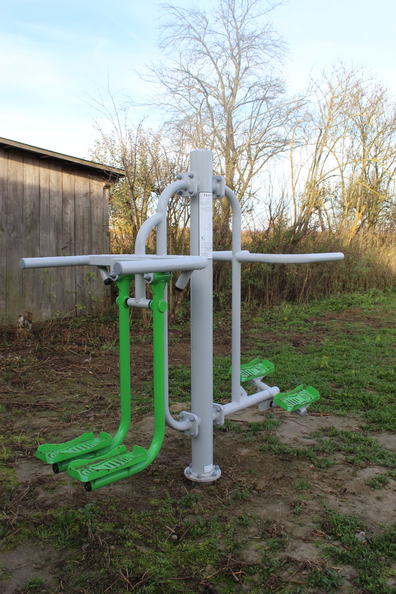 Elementy siłowni pod chmurką przy OSP Wymysłów